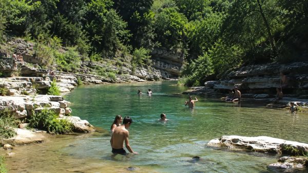 La baignade en rivière dans le Gard : réglementation actuelle